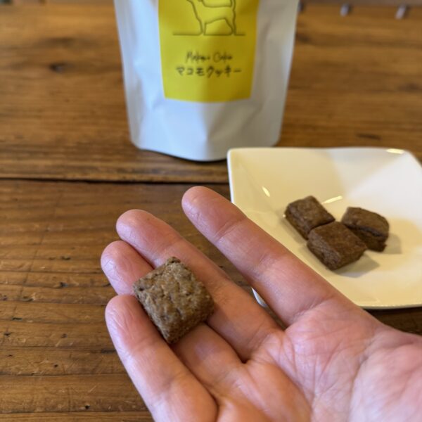 信州安曇野産のマコモを乳酸発酵させ、奄美大島産のマコモから作られた黒穂菌、枕崎の鰹節の血合い部分を配合した愛犬用のサプリメント、マコモクッキー