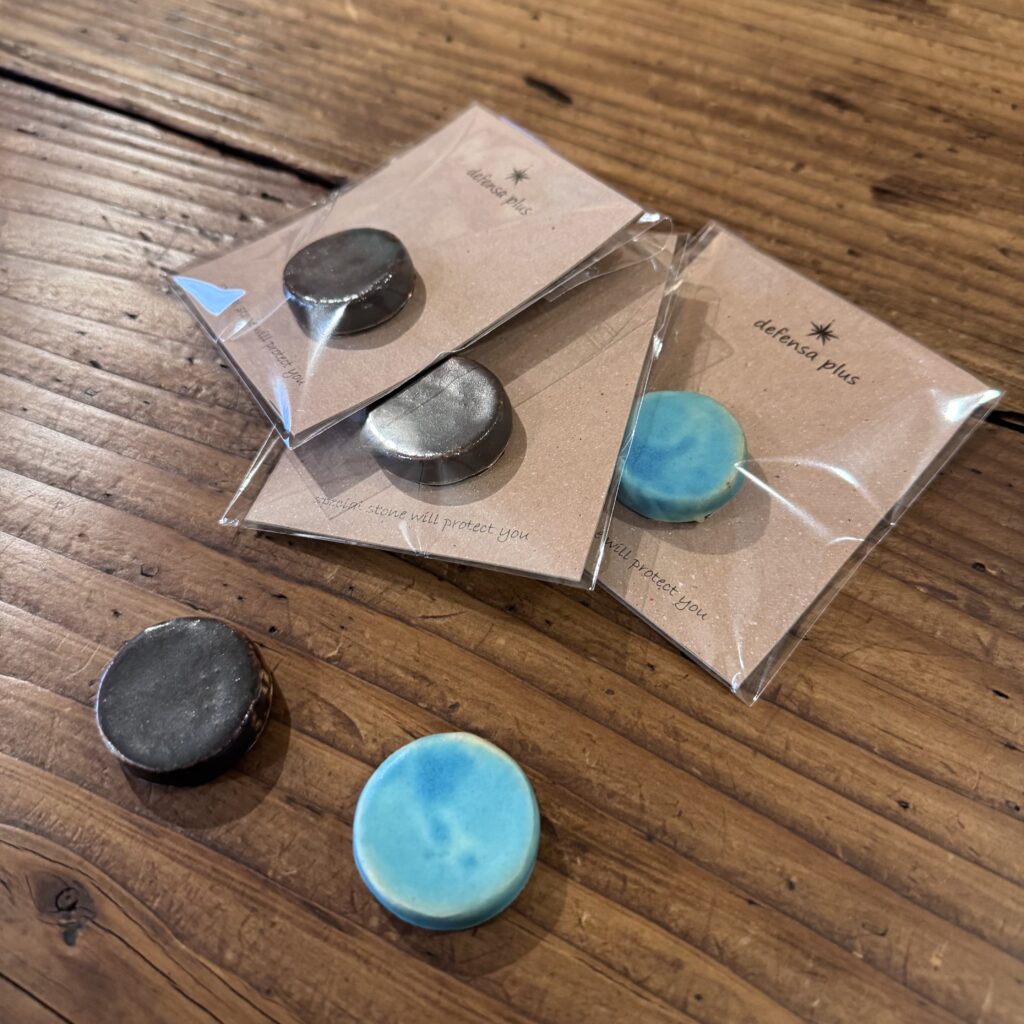 信州安曇野産のマコモ、2種の特殊鉱石、信楽陶土を使って焼き上げた電磁波対策グッズ。マイナスイオンに包まれます