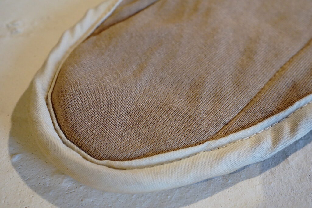 よもぎ蒸し天童蒸の特許配合で草木染したオーガニックコットン&シルクの布ナプキン。