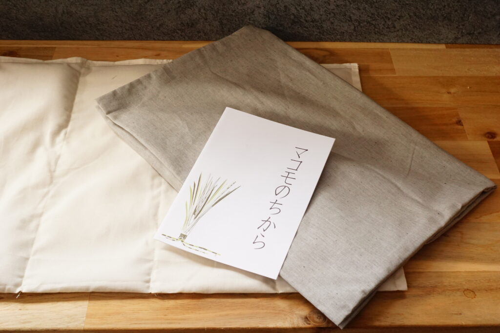 信州安曇野産のマコモと塩を合わせて作られたマコモ枕。ご自身の枕と併せて使えるよう、薄めに設計しました