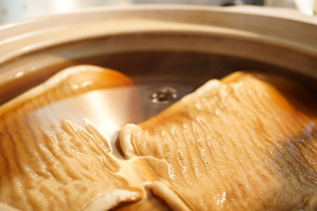 よもぎ蒸し天童蒸の特許配合で草木染したオーガニックコットン&シルクの布ナプキン。