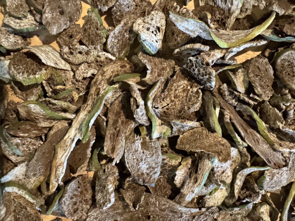 奄美大島産のマコモから作られた黒穂菌。お肌を健やかに保ち、キメを調えてくれます。