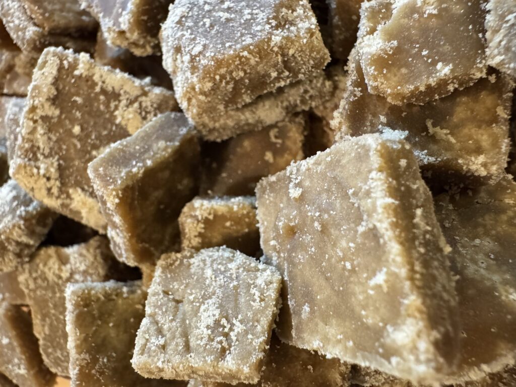 徳之島の消石灰を使わない黒糖。極力農薬を使わずに化学肥料も不使用で作られた黒糖。甘みがまろやかでとても美味しい。サプリメントの乳酸発酵にも使われる