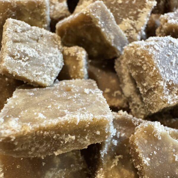 徳之島の消石灰を使わない黒糖。極力農薬を使わずに化学肥料も不使用で作られた黒糖。甘みがまろやかでとても美味しい。サプリメントの乳酸発酵にも使われる