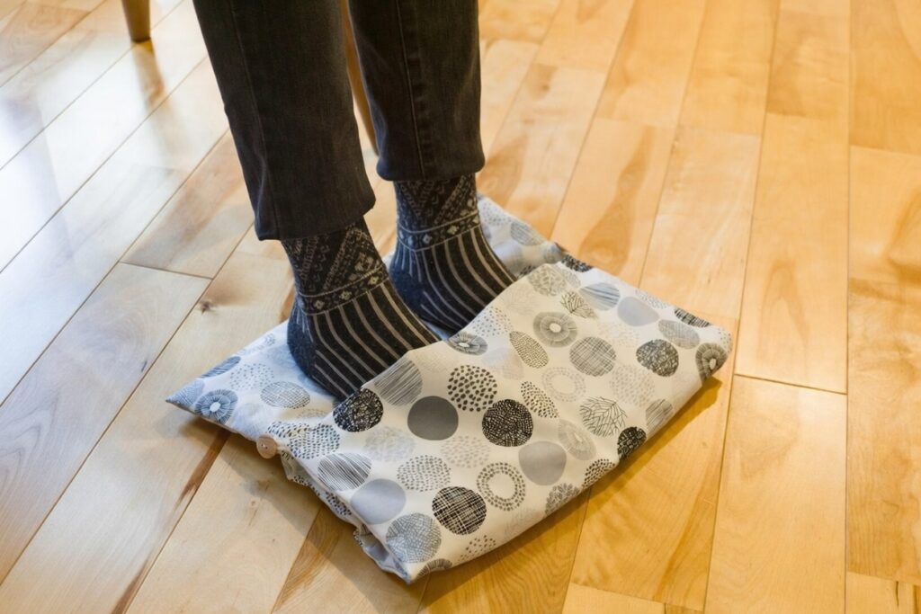 信州安曇野産のマコモなどを使って電子レンジで温めて使えるマコモカイロです。お布団に入れると1,2時間温かみが持続します