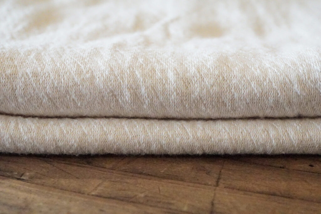 よもぎ蒸し天童蒸の特許配合で草木染したオーガニックコットン＆シルクの腹巻。薄めですが、地肌につけて着用することでしっかりと温まります