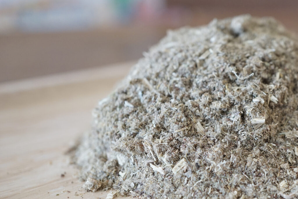 よもぎ蒸し天童蒸の特許配合で草木染したオーガニックコットン＆シルクの腹巻。薄めですが、地肌につけて着用することでしっかりと温まります